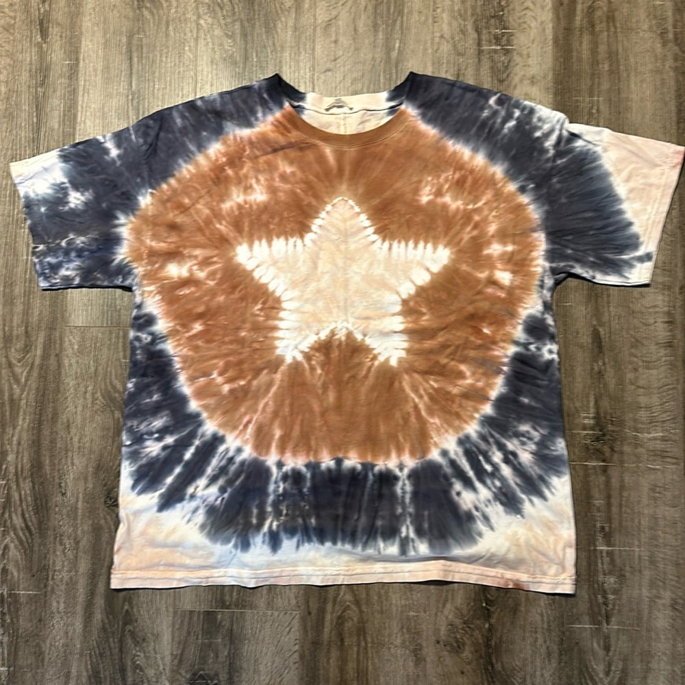 Oversized easel tee